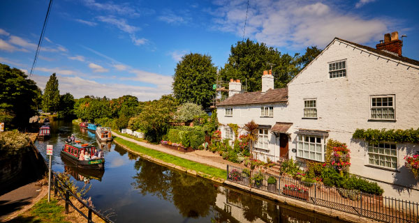 Location The Bridgewater Canal is a 65km (39 mile) canal stretching from Runcorn to Leigh in the North West of England. LEARN MORE